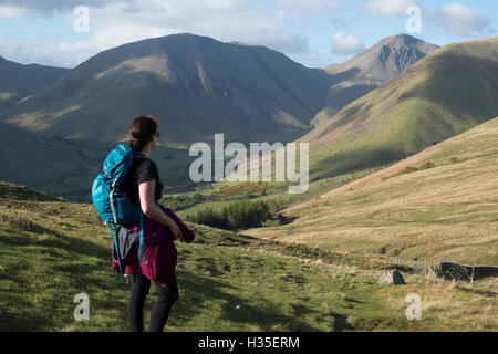 Trekking dans le Lake District en as été avec vue sur l'eau a baissé de Kirk, Parc National de Lake District, Cumbria, Royaume-Uni Banque D'Images