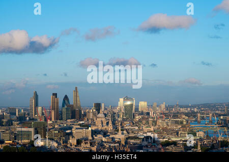 Vew de toits de Londres et de la Tamise depuis le haut de la tour, le Centre Point Gerkin, Tate Modern, Tower Bridge, London, UK Banque D'Images