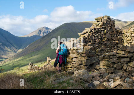 Maisons en pierre en ruine dans le Lake District en étais l'eau, Parc National de Lake District, Cumbria, Royaume-Uni Banque D'Images