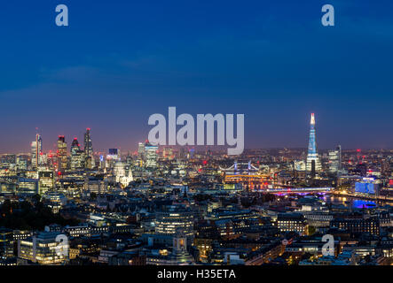 Vue de Londres et de la Tamise depuis le haut de la tour Centre Point partout à l'Écharde de Saint Paul's Cathedral, London, UK Banque D'Images