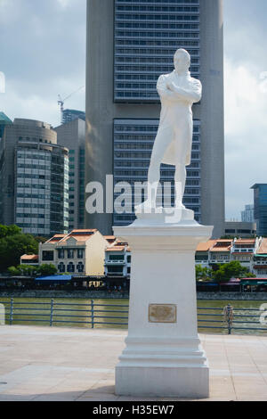 Statue de Sir Stamford Raffles par Boat Quay, Singapour Banque D'Images