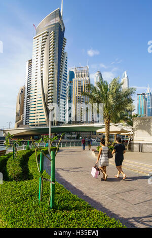 Un jeune couple à la Marina de Dubaï, Dubaï, Émirats arabes unis, Moyen Orient Banque D'Images