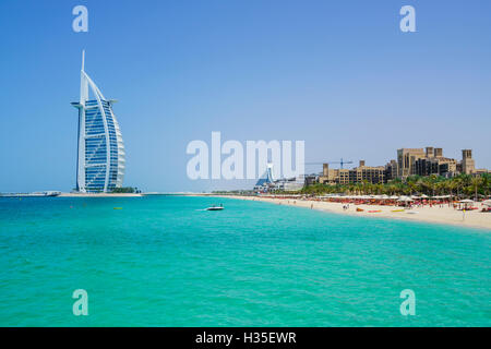 Burj Al Arab, Dubaï emblématique monument, la plage de Jumeirah, Dubai, Émirats arabes unis, Moyen Orient Banque D'Images