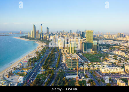 Skyline et corniche, Al district Markaziyah, Abu Dhabi, Émirats arabes unis, Moyen Orient Banque D'Images