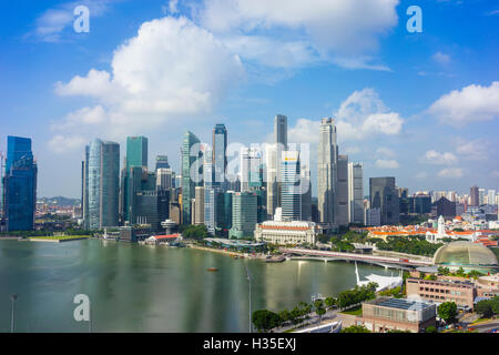 Singapour, de gratte-ciel avec l'Hôtel Fullerton et Jubilee Bridge au premier plan par Marina Bay, Singapour Banque D'Images