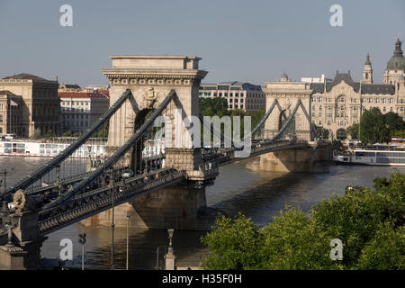 Le pont des Chaînes vu de dessus la place Adam Clark, Budapest, Hongrie Banque D'Images