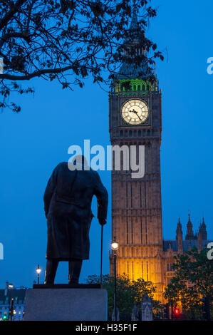 Statue de Sir Winston Churchill et de Big Ben, la place du Parlement, Westminster, London, England, UK Banque D'Images