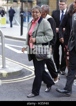 Pansy Blake (centre), mère de assassiné Sian Blake, arrivant à l'Old Bailey à Londres, pour la condamnation d'Arthur Simpson-Kent qui pourrait être confrontée à un ensemble d'emprisonnement à vie pour le meurtre de l'EastEnders actrice et leurs deux enfants. Banque D'Images