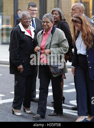 Pansy Blake (centre), mère de assassiné Sian Blake, arrivant à l'Old Bailey à Londres, pour la condamnation d'Arthur Simpson-Kent qui pourrait être confrontée à un ensemble d'emprisonnement à vie pour le meurtre de l'EastEnders actrice et leurs deux enfants. Banque D'Images