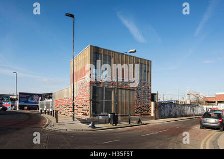 Vue extérieure du moyeu 67, un centre communautaire temporaire à Hackney Wick, Londres, Royaume-Uni. Banque D'Images