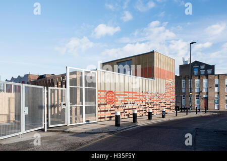 Vue extérieure du moyeu 67, un centre communautaire temporaire à Hackney Wick, Londres, Royaume-Uni. Banque D'Images