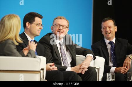 (De gauche à droite) Esther McVey, Irlande du Nord Secrétaire James Brokenshire, Secrétaire écossais David Mundell et secrétaire gallois Alun Cairns au cours d'un débat sur le troisième jour du congrès du parti conservateur à la CPI à Birmingham. Banque D'Images