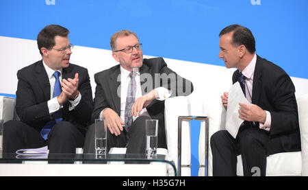 (De gauche à droite) l'Irlande du Nord Secrétaire James Brokenshire, Secrétaire écossais David Mundell et secrétaire gallois Alun Cairns au cours d'un débat sur le troisième jour du congrès du parti conservateur à la CPI à Birmingham. Banque D'Images