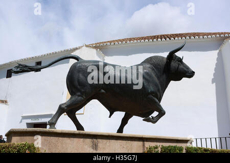 L'Andalousie, espagne. Statue de Bull à Ronda./arène de corrida. Pako Mera Banque D'Images