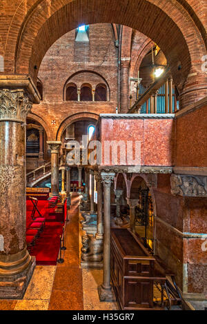 La cathédrale de Modène Italie Emilie Romagne Pontile ambo et intérieur Banque D'Images