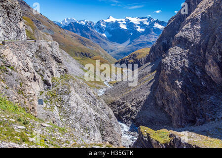 Vue sud depuis le Col d'iseran vers les montagnes enneigées, Alpes Banque D'Images