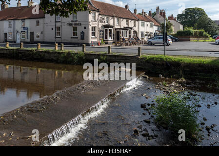 L'hôtel Buck et rivière Leven à grande Ayton North Yorkshire Banque D'Images
