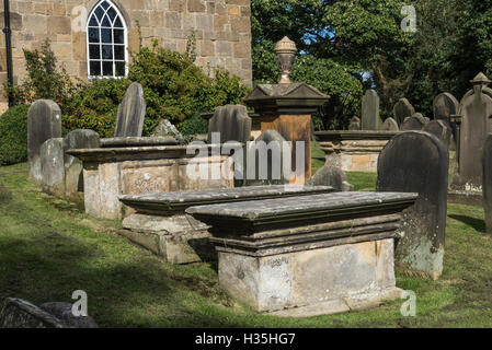 Tombes de l'église cour de l'église All Saints en grande Ayton North Yorkshire Banque D'Images