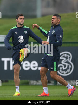 La République d'Irlande Shane Long (à gauche) et Jon Walters durant la session de formation à l'initiative Centre de formation national, Dublin. Banque D'Images