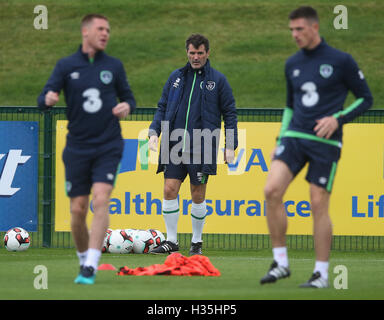 République d'Irlande l'entraîneur adjoint, Roy Keane au cours de la session de formation à l'initiative Centre de formation national, Dublin. Banque D'Images