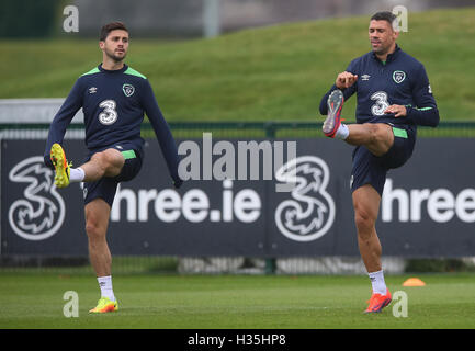 La République d'Irlande Shane Long (à gauche) et Jon Walters durant la session de formation à l'initiative Centre de formation national, Dublin. Banque D'Images