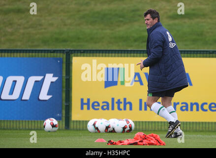 République d'Irlande l'entraîneur adjoint, Roy Keane au cours de la session de formation à l'initiative Centre de formation national, Dublin. Banque D'Images