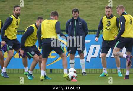 République d'Irlande l'entraîneur adjoint, Roy Keane au cours de la session de formation à l'initiative Centre de formation national, Dublin. Banque D'Images