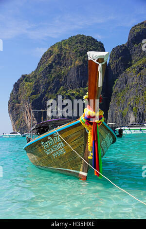 Longboat de la baie de Maya, l'île de Phi Phi Leh, Thaïlande Banque D'Images