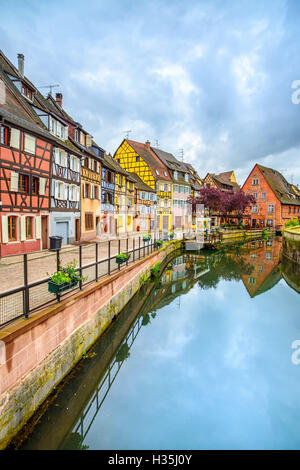 Colmar, Petit Canal de Venise, l'eau et les maisons colorées. Alsace, France. Longue exposition. Banque D'Images