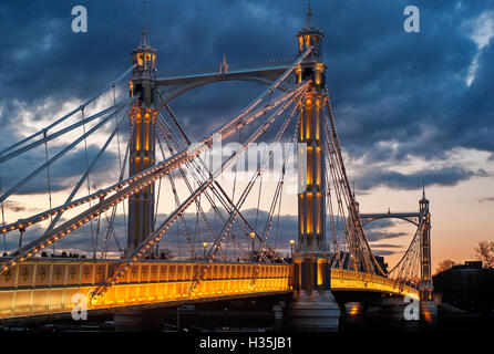 Albert Bridge illuminé de coucher de soleil sur la tamise Londres UK Banque D'Images