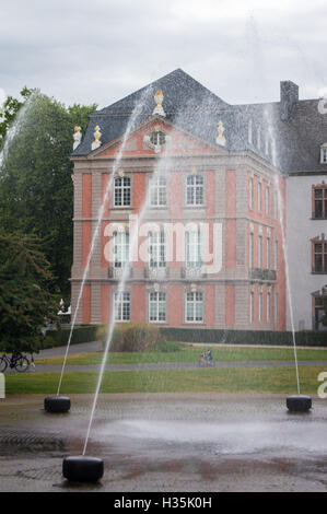 Fontaine dans le parc du Palais Kurfürstliches palais électoral, rococo, 1756, Trèves, Rhénanie-Palatinat, Allemagne Banque D'Images