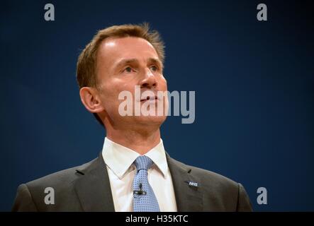 Secrétaire de la santé Jeremy Hunt livre son discours sur le troisième jour du congrès du parti conservateur à la CPI à Birmingham. Banque D'Images