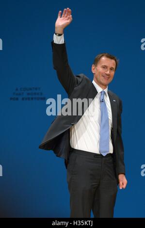 Secrétaire de la santé Jeremy Hunt livre son discours sur le troisième jour du congrès du parti conservateur à la CPI à Birmingham. Banque D'Images