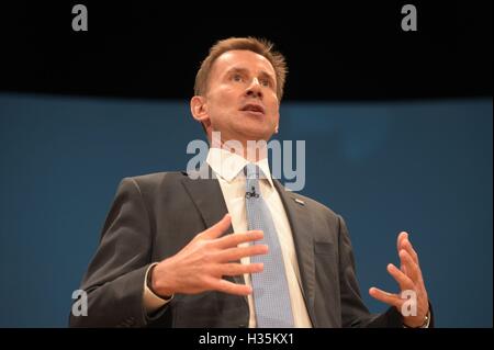 Secrétaire de la santé Jeremy Hunt livre son discours sur le troisième jour du congrès du parti conservateur à la CPI à Birmingham. Banque D'Images