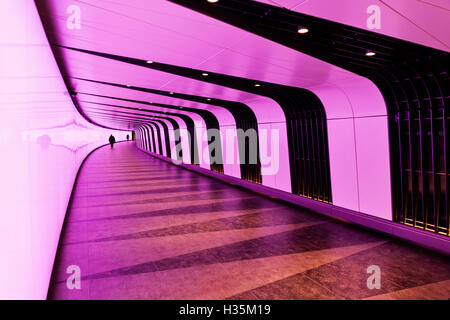 Tunnel souterrain au réaménagement de King's Cross à Londres, au Royaume-Uni. Cette allée illuminée Liens gare de King's Cross avec Banque D'Images