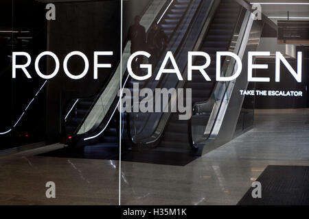 Traverse de Canary Wharf, Londres, Royaume-Uni, mai 2015. L'intérieur d'escaliers mécaniques. Banque D'Images