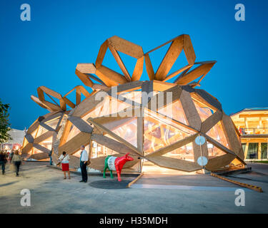 Vue extérieure au crépuscule de Copagri pavillon à l'Expo Milano 2015 Italie par les architectes Miralles Tagliabue EMBT. Banque D'Images