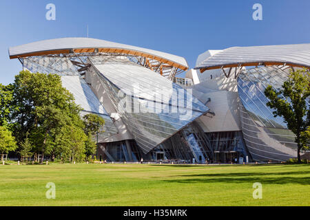 Vue générale de la Fondation Louis Vuitton dans le Bois de Boulogne, Paris, France. Banque D'Images