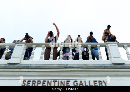 La serpentine Pavilion 2015. Hyde Park, Londres. La presse sur le toit de la Serpentine Gallery. Banque D'Images