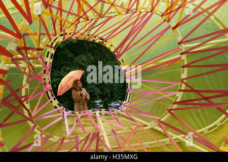 2015 Le pavillon de la Serpentine, dans Kensington Gardens, London, UK, par SelgasCano. Voir à par la fenêtre nord-est, Banque D'Images