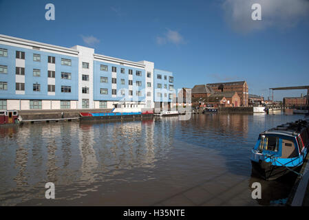 Gloucester Docks England UK - sur le bord de l'édifice peint en bleu et blanc, une partie du Gloucestershire College campus Banque D'Images