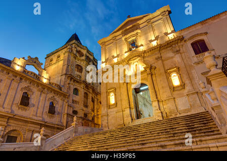 Partie de la vieille ville baroque de Noto en Sicile dans la nuit Banque D'Images