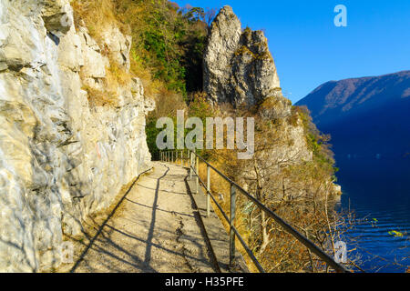 Le sentier menant au village de Lugano Gandria, le long du lac de Lugano. Tessin, Suisse Banque D'Images