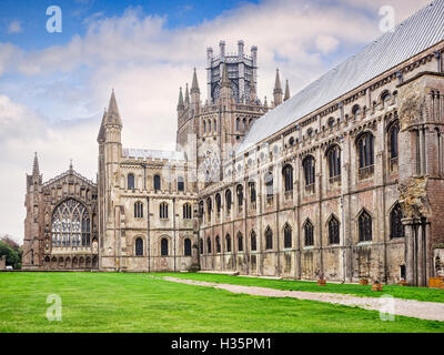 Côté Nord de la cathédrale d'Ely, Cambridgeshire, Angleterre, RU Banque D'Images