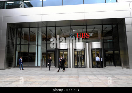 Entrée du 5 immeuble Broadgate UBS extérieur siège social signe personnes services financiers banque d'investissement dans la ville de Londres KATHY DEWITT Royaume-Uni Banque D'Images