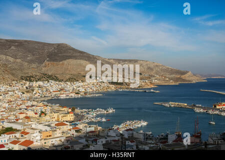 Le port de Pothia. Pothia est la plus grande ville de l'île de Kalymnos en Grèce. Banque D'Images