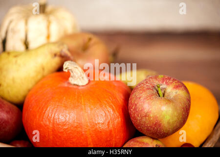 Citrouille et apple comme fruits d'automne sur une table en bois Banque D'Images