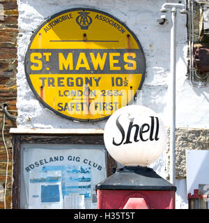 Ancienne station-service historique, garage, panneau AA et logo Shell sur le dessus de la pompe à essence et panneau d'affichage pour le Gig club St Mawes England Cornwall UK Banque D'Images