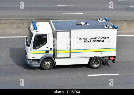 Royal Logistic corps Bomb Disposal Lorry Anglais UK autoroute connue pour parfois transporter des dispositifs de détection de bombes robotiques utilisés sur des paquets suspects Essex Banque D'Images