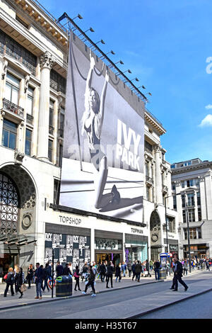 Grand poster au-dessus de Topshop magasin de vêtements à Londres West End, Oxford Street UK la promotion conjointe de la marque Parc Ivy fashion venture entre Topshop & Beyonce Banque D'Images